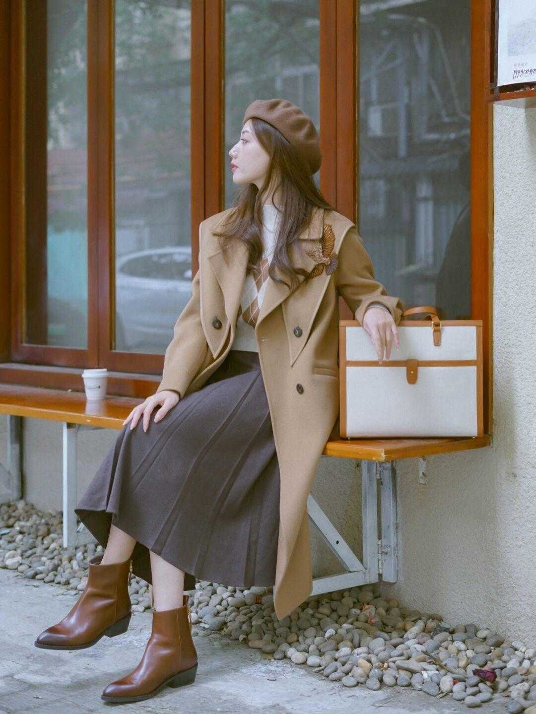 格子 秋冬季节“大衣”怎么穿?搭配针织衫和半身裙优雅大气,高级时髦