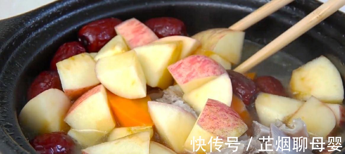 排骨里放2个苹果,原来有这么多好处,老人小孩都适合,太解馋了