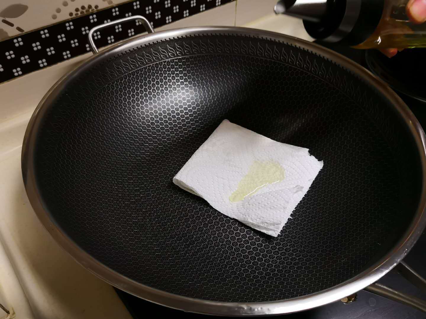 生锈|不管什么锅,买回来都不要直接用,很多人不懂,难怪粘锅还生锈!