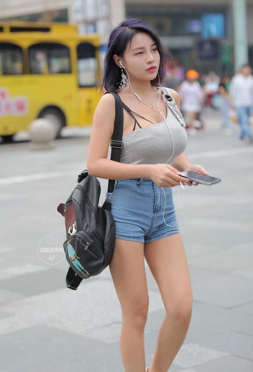 美女将牛仔裤物尽其用,这样的体型走路比较累,也不敢跑