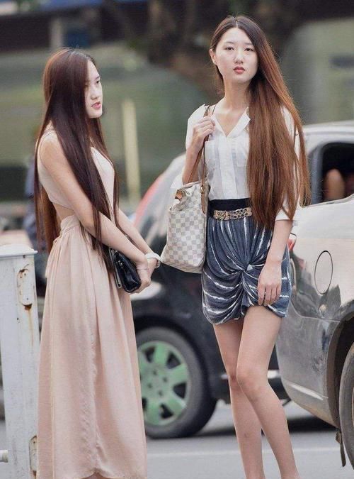 街拍小姐姐一件白色圆领T恤搭配灰色牛仔短裤,尽显时尚魅力