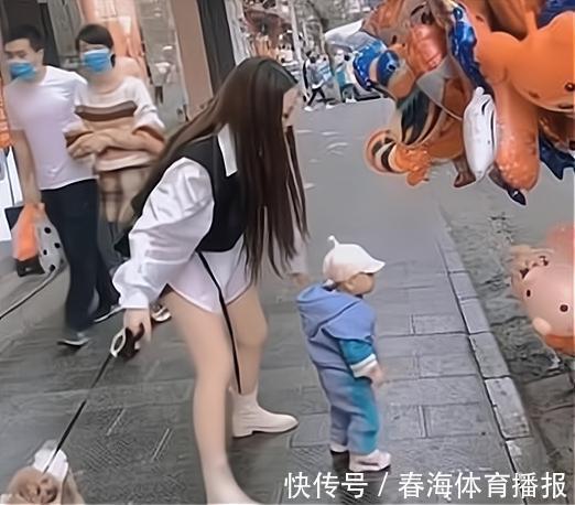 姨夫|“豪爽小姨”带娃走红,一手牵狗一手拎娃,画风霸气路子野