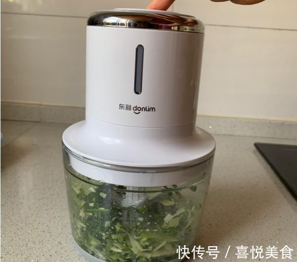 葱油饼|饺子皮吃出新花样，10分钟的快手早餐，香酥脆，好吃极了