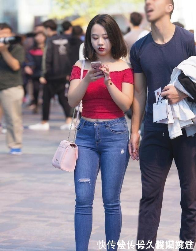 白皙 红高腰圆领T恤,与修身长裤搭配,展现出青春靓丽风采