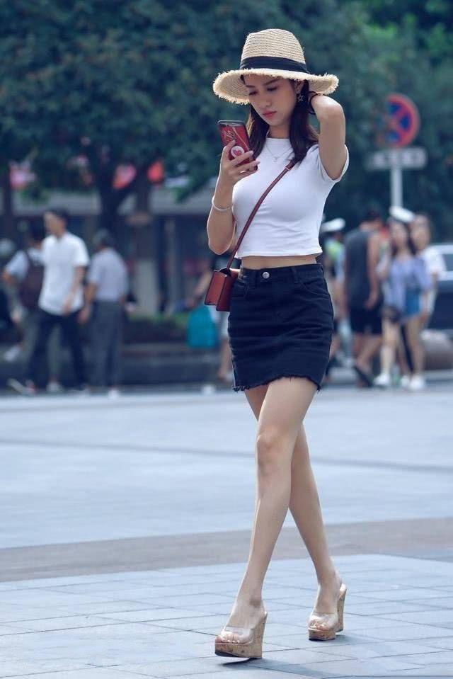 街拍：美女穿着时尚，粉色短裤更显美腿修长，让人心动