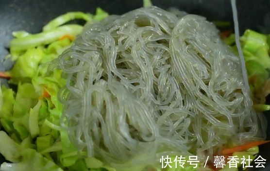包菜|包菜炒粉条,大厨教你“过2水,放2油”,粉条不粘黏不成坨,好吃