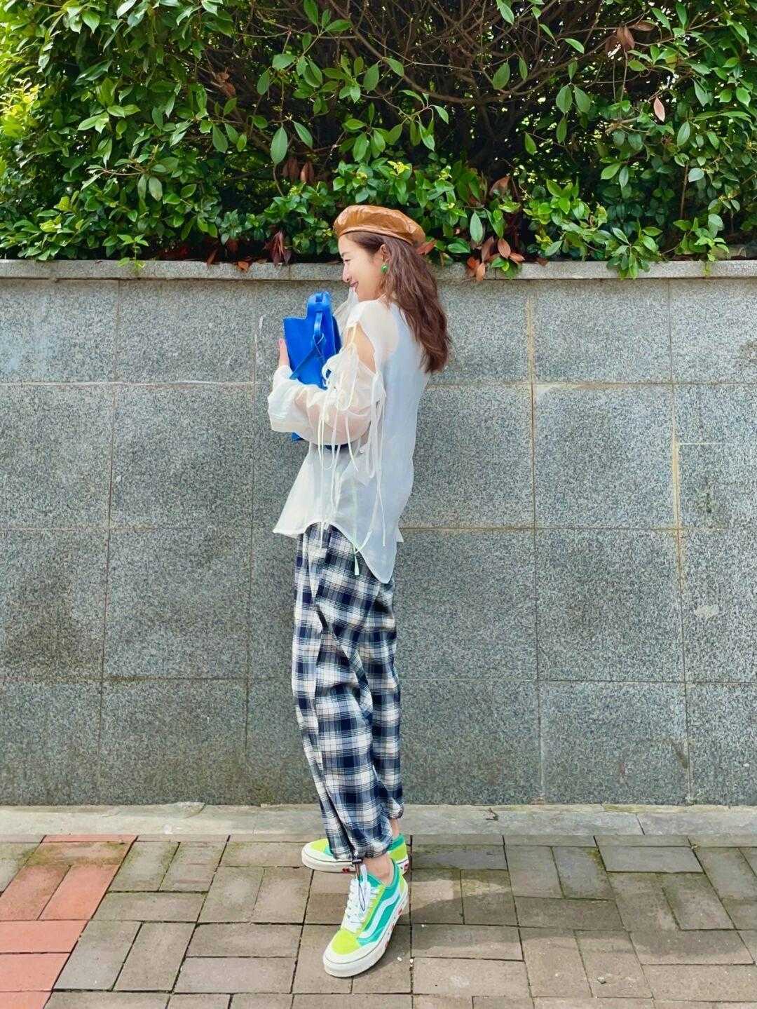 气质|穿衬衫的季节,怎么穿才能更干练又洋气?搭配格子长裤特别显气质