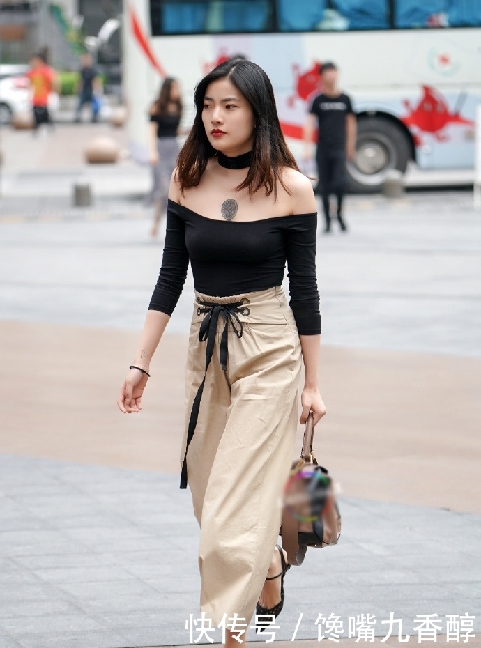 眼球|小姐姐胸口纹纹身,穿一字肩成功将人的眼球吸引到胸前!