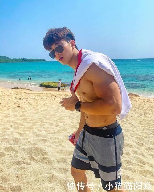 大男孩|阳光男孩的肌肉身躯：麒麟臂爆筋，胸肌饱满，腹肌和人鱼线很质感