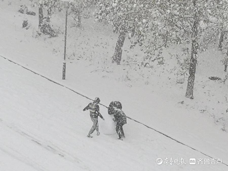 济南工程职业技术学院|暴风雪下的驻济大学生：校园里肆无忌惮滚雪球，那是我们的青春啊