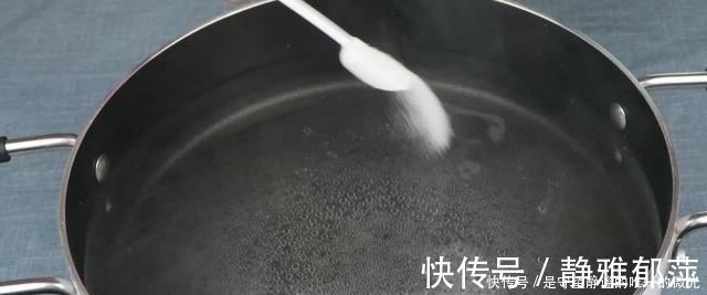 冻饺子|煮冻饺子，是开水下锅还是冷水下锅？记住3点，饺子光滑不破皮