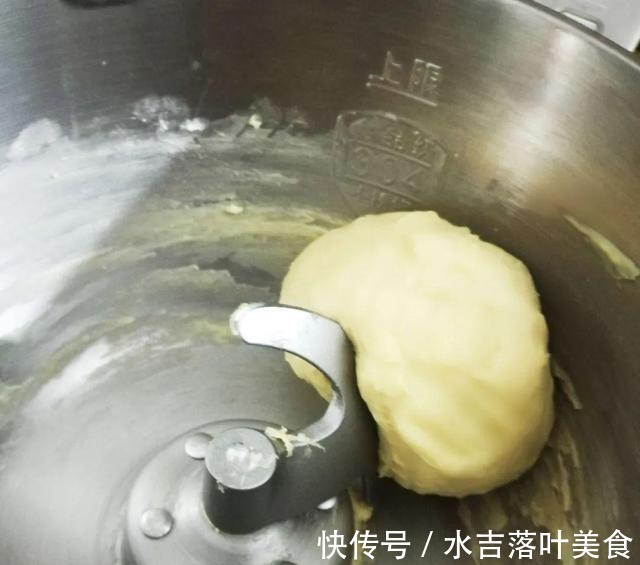 自己在家做面包，加核桃、腰果、芝麻、葡萄干、大枣等，营养十足！