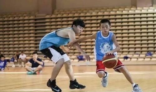 母亲|母亲身高150cm,儿子16岁却长到178公分,医生:3个好习惯是关键