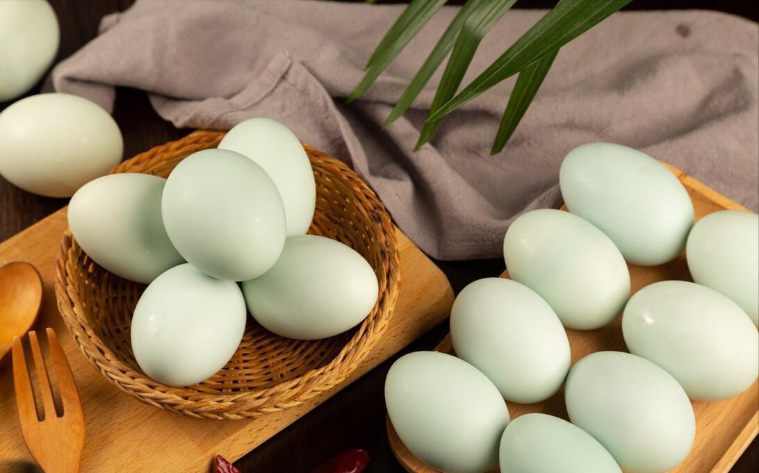 腌咸鸭蛋,不泡盐水不裹泥巴,教你一个新式腌法,个个流油起沙