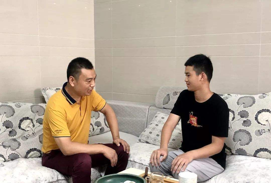 偷拿|7岁儿子“偷拿”玩具,爸爸接下来的做法引争议,毁娃而不自知