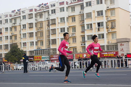 男子|40岁中年男子，每天坚持夜跑4公里，2年之后，他得到了什么？