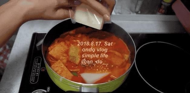 ondo|29岁独居女孩公开卧室照片引热议：精致的生活，原来一点都不贵