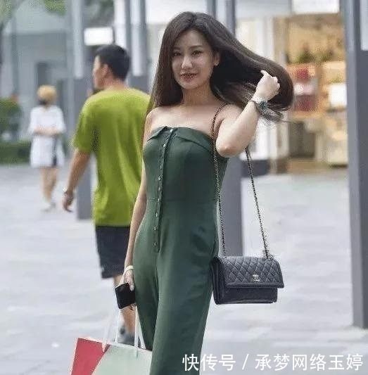 清纯|修身上衣搭配白色阔脚裤，干净优雅，清纯灵动