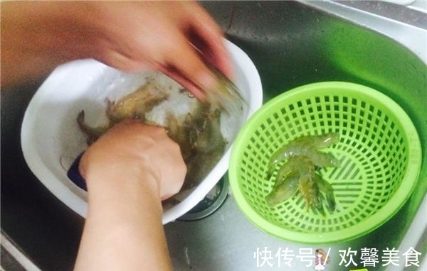 好吃|烧虾的小技巧,只需加一步,入味又好吃,家人都抢着吃
