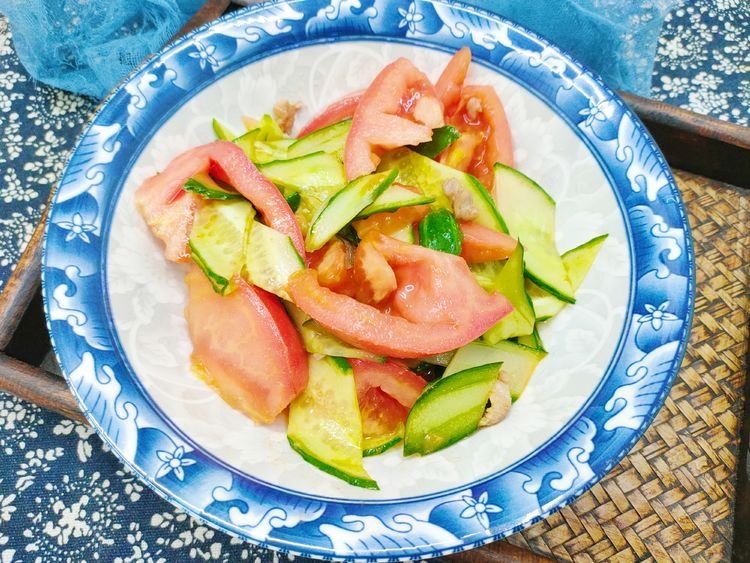 西红柿新吃法，冬天3样食材一起炒，出锅鲜香味道好，家人喜欢吃