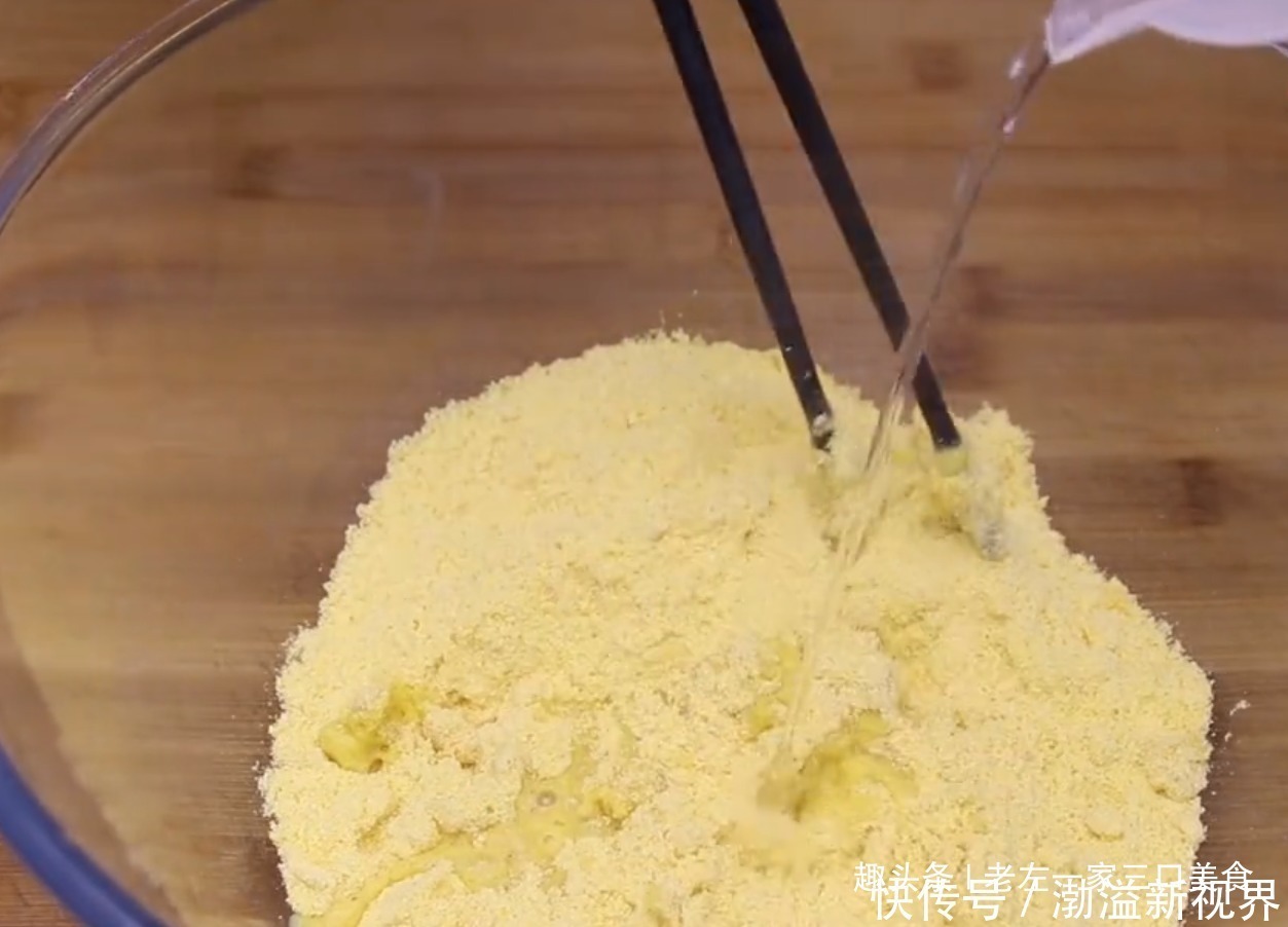 做法|玉米面最好吃的做法，开水一烫，大手一卷，十分钟一锅，越吃越香
