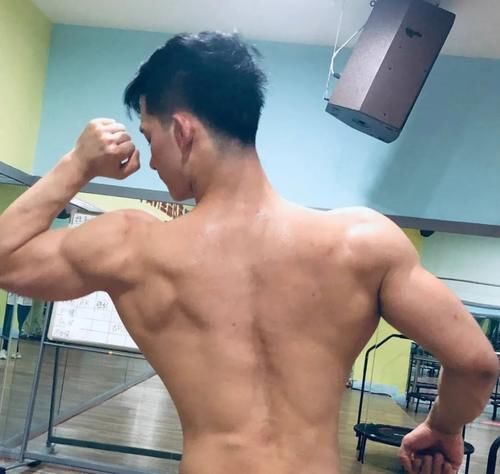 大帅哥|26岁小鲜肉练成肌肉型男,8块腹肌大胸肌,是否让你心花怒放?