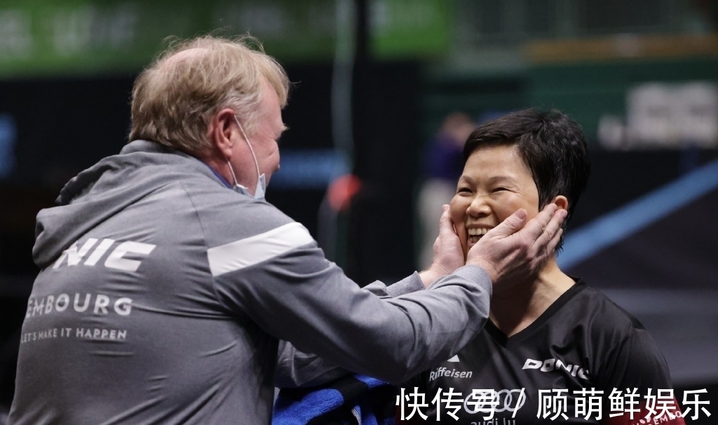 国乒|58岁倪夏莲3-2王艺迪晋级四强！跳起庆祝胜利，丈夫捧脸甜蜜献吻