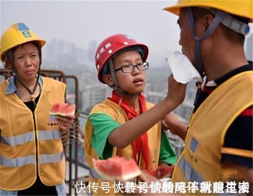 谈女士|“爸爸妈妈又不偷不抢，有什么好嫌弃的”，孩子一番话让父母泪目