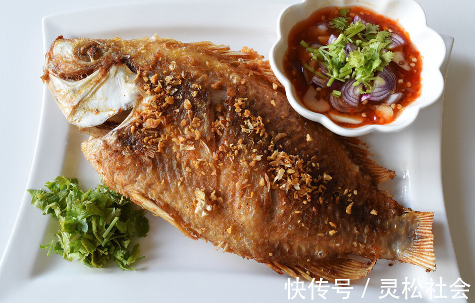 我和爸爸|煎鱼时，牢记3个诀窍，鱼皮完整不粘锅，还省油，太实用了