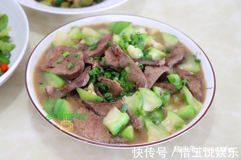 放暑假了,孩子送回老家,婆婆只做了三道家常菜,儿子却很喜欢吃