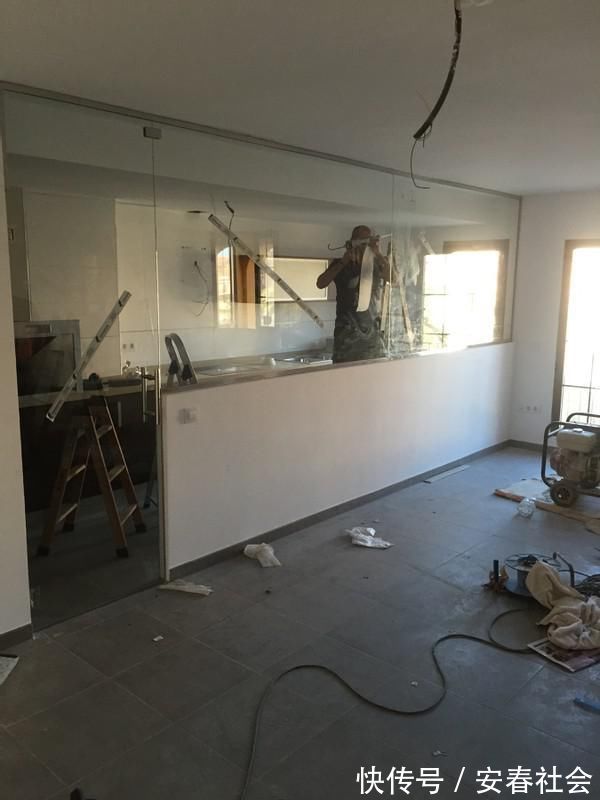 实心|都是装厨房，国外偏偏弄半个玻璃房，一半玻璃一半实心墙，靠谱不