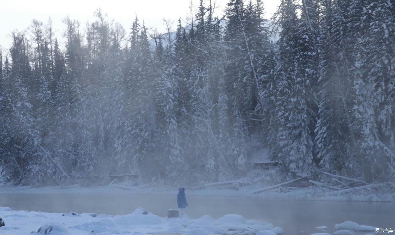 白雪皑皑的冰湖，晨雾弥漫的神仙湾