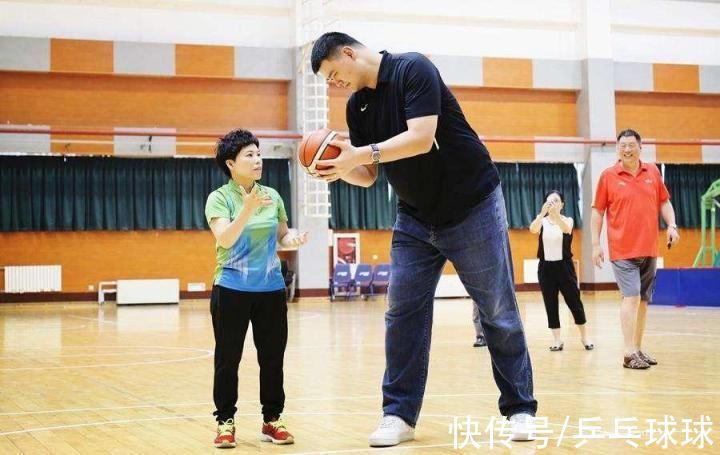 高度|人在屋檐下不得不低头，为什么打乒乓球非得蹲下去降重心的道理