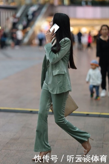 路人街拍,蓝色的运动休闲装,很显青春活力的气息