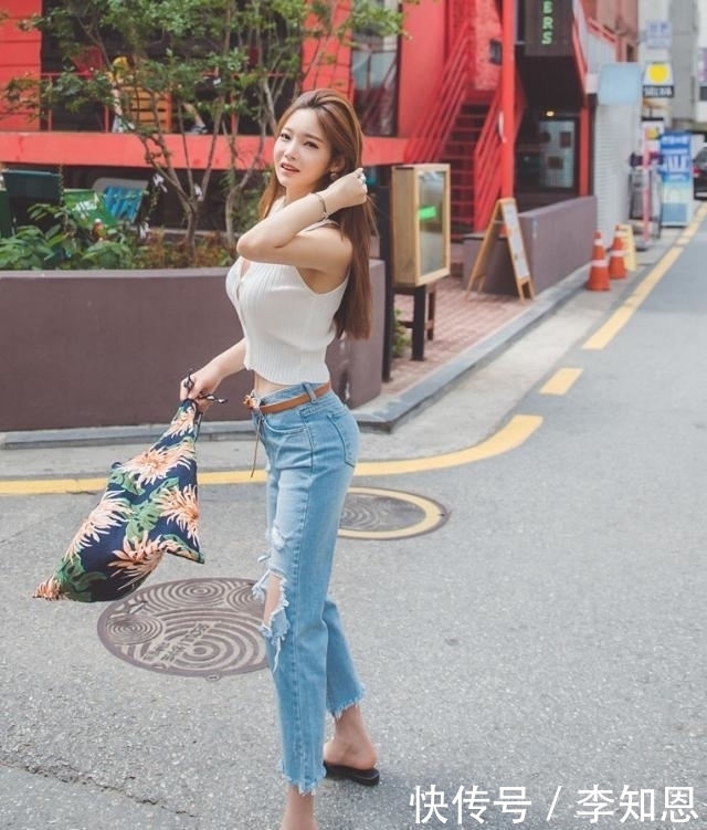 美女街拍:短款吊带衫搭破洞牛仔裤,彰显品味,个性十足
