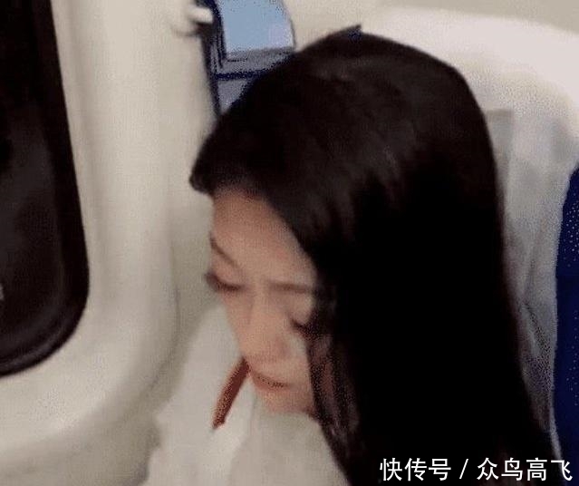 素颜|19岁小姐姐素颜坐高铁被男孩叫阿姨,化完妆后,网友:你高攀不起!