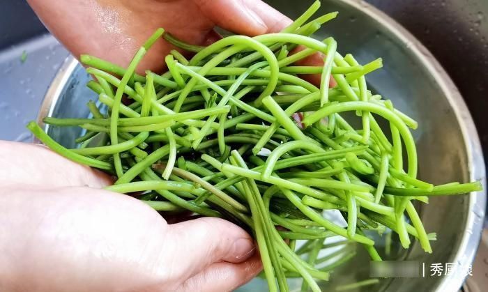 此菜营养极高,很多人只吃叶子,其实茎才是宝贝,不懂吃太可惜了