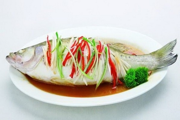 “清蒸鱼”时,酱油是蒸前淋还是蒸后淋?好多人弄错,难怪不好吃