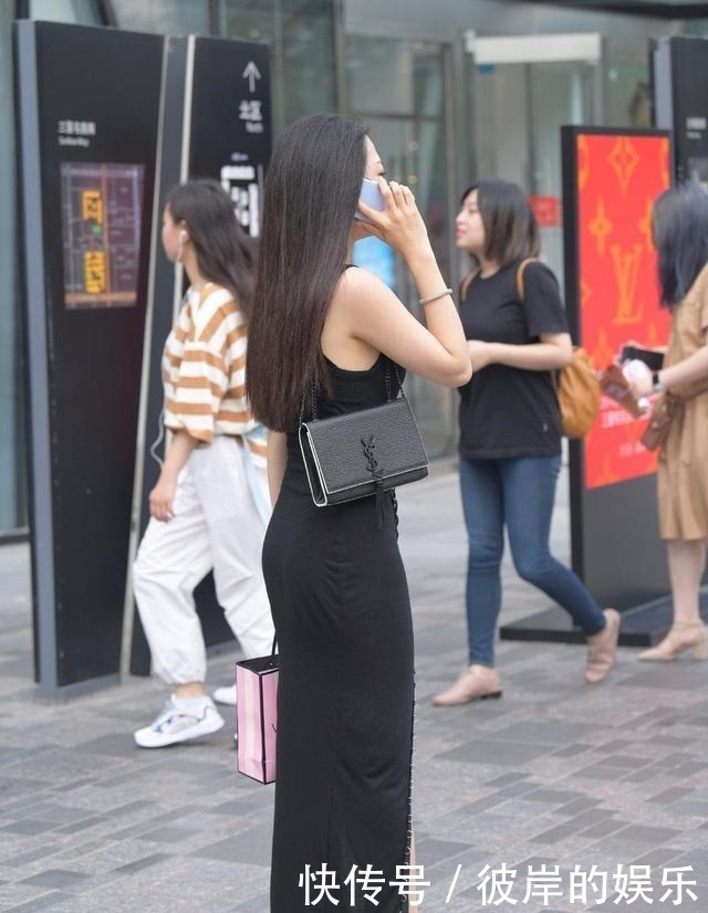 好身材|简单的裙子也想有特点,那你就要会混搭,好身材也需要有气质