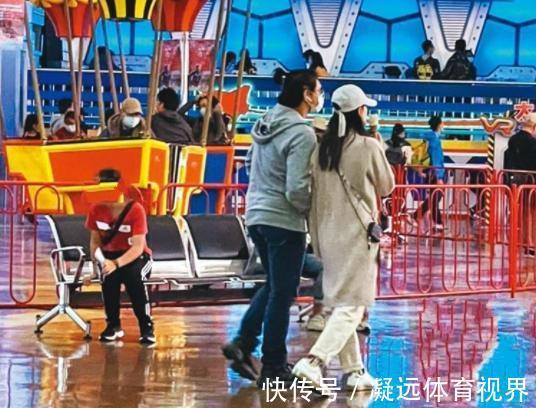母子|刘诗诗携儿子逛街,母子互动画面超温馨,吴奇隆全程陪护很有爱
