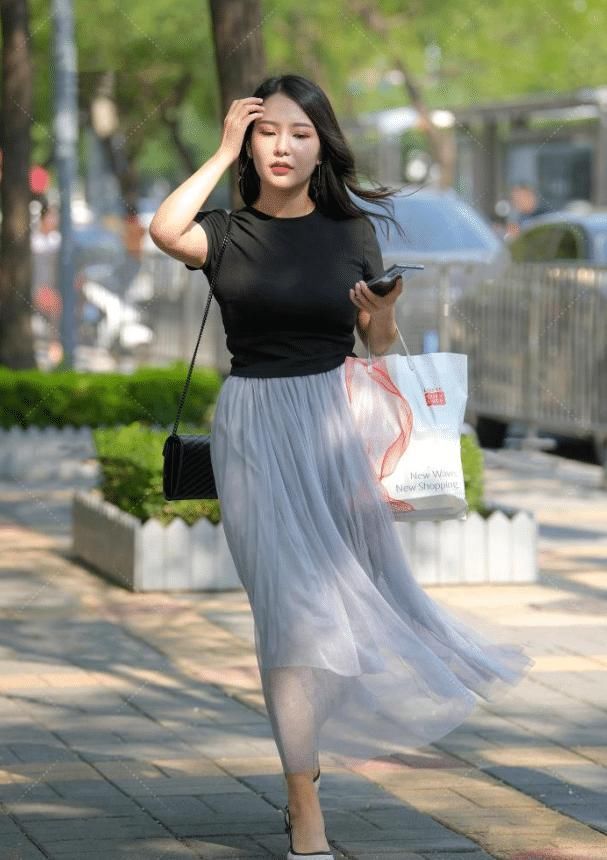 嫂子出门“真敢穿”,蕾丝裙提到“腰”,走路都在发散魅力气质