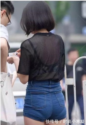 美女|女人过30岁,穿衣真大胆,出门没穿打底衣吗?