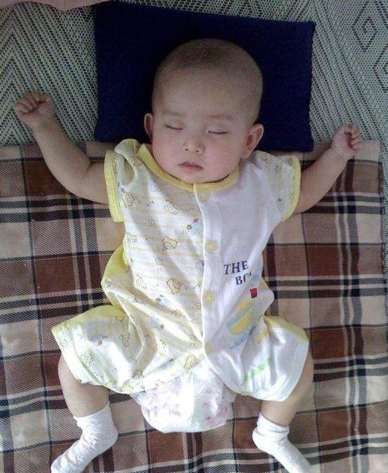 宝宝|新生儿宝宝偏爱“举手睡”,家长先别急着纠正,原因可爱又暖心