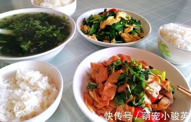 西红柿|一家三口的简单晚餐，悄悄走红朋友圈，网友：平淡真实幸福小日子