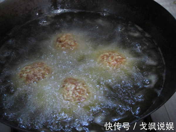 在家这样做狮子头,肉质鲜嫩有营养,隔三差五做,简单易学又下饭