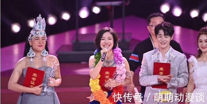 春晚|曾是《星光大道》冠军,春晚压轴与李谷一合唱,今沦落街头卖唱!