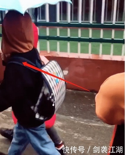 同学|雨天哥俩一起上学,恰巧遇到哥哥的女同学,后面的事,笑喷妈妈