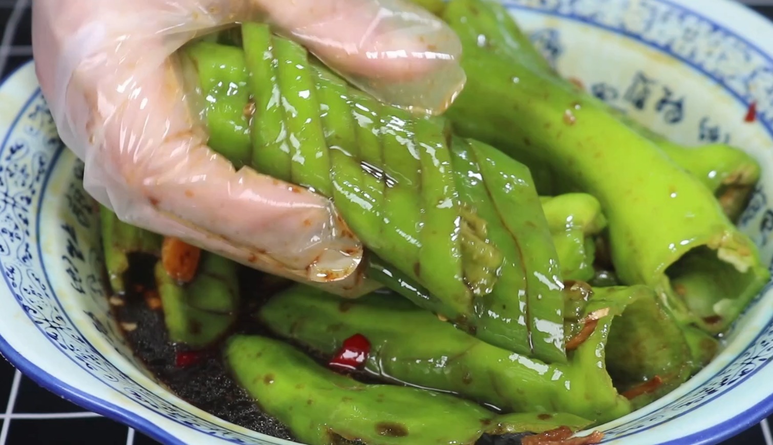 青椒别再炒肉丝炒鸡蛋，扔一把盐，不煮不炒，农村待客就靠它