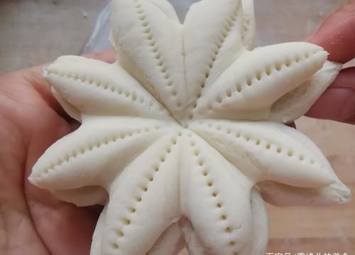 70岁的老妈蒸馒头有一手，这2步学会了光滑暄软特好吃，收藏试试