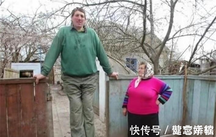 侏儒|雷纳尔:前半生是1米22的侏儒,后半生是2米16的巨人,他经历了啥